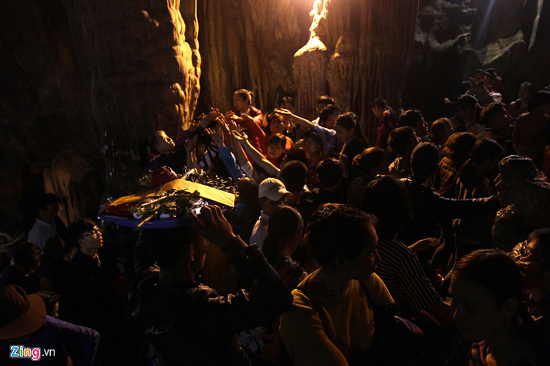 Thuyền bè dày đặc suối Yến ngày khai hội chùa Hương